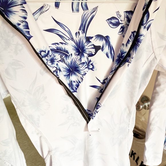 Long sleeve one piece Swimsuit - Picture 12 of 14